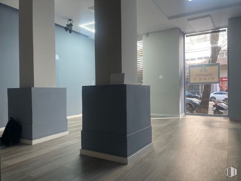 Retail for rent at Calle Bravo Murillo, 21, Chamberí, Madrid, 28015 with flooring, floor, interior design, composite material, ceiling, glass, wood flooring, hardwood, laminate flooring and tile around