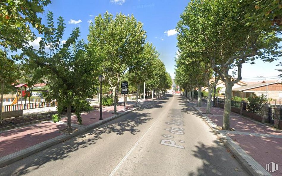 Suelo en venta en Paseo San Sebastian, 31 (A), Becerril de la Sierra, Madrid, 28490 con cielo, planta, nube, árbol, superficie de la carretera, asfalto, sombra, diseño urbano, edificio y acera alrededor