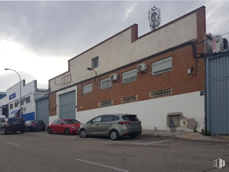 Industrial for sale & for rent at Calle Bañeza, 54, Fuenlabrada, Madrid, 28947 with car, window, automotive lighting, automotive parking light, automotive exterior, parking, family car, automotive wheel system, automotive tail & brake light and luxury vehicle around