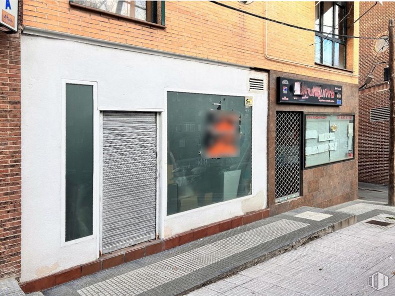 Local en venta en Casco antiguo, Majadahonda, Madrid, 28220 con ventana, persiana de la ventana, edificio, propiedad, accesorio, albañilería, ladrillo, barrio, material de construcción y madera alrededor