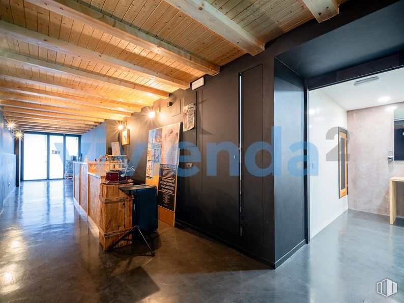 Retail for sale at Calle Rodas, 8, Centro, Madrid, 28005 with wood, interior design, hall, floor, flooring, hardwood, space, event, beam and ceiling around