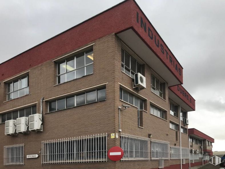 Nave en alquiler en Calle González Dávila, Villa de Vallecas, Madrid, 28031 con ventana, edificio, cielo, nube, arquitectura, diseño urbano, barrio, área residencial, accesorio y propiedad material alrededor