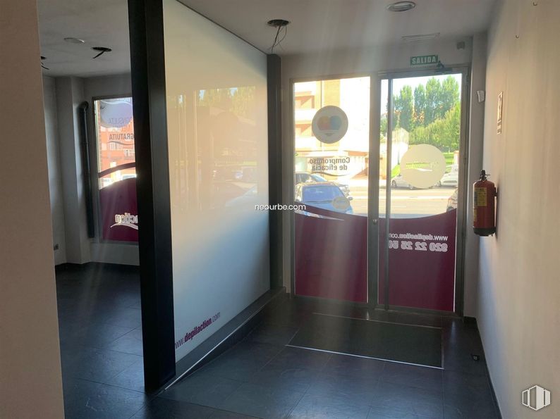 Retail for rent at Calle Agustín Rodríguez Sahagun, Ávila, 05003 with building, fixture, door, interior design, window, floor, house, automotive exterior, vehicle door and flooring around