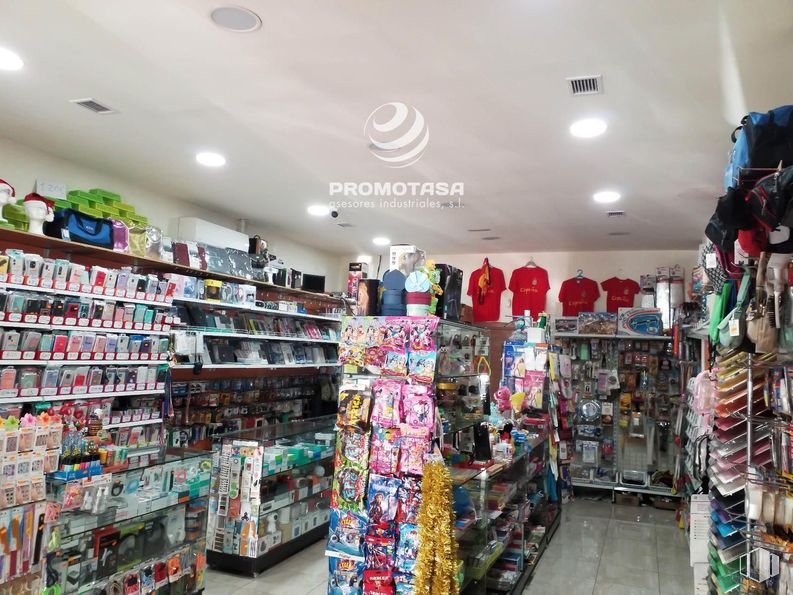 Retail for rent at Zona centro, Coslada, Madrid, 28820 with shelf, product, shelving, customer, convenience store, retail, trade, market, selling and marketplace around