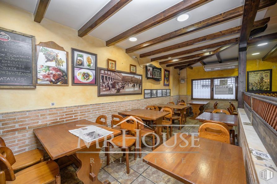 Retail for sale at Calle Dos Amigos, Parla, Madrid, 28980 with chair, picture frame, table, table top, wood, interior design, door, furniture, restaurant and ceiling around