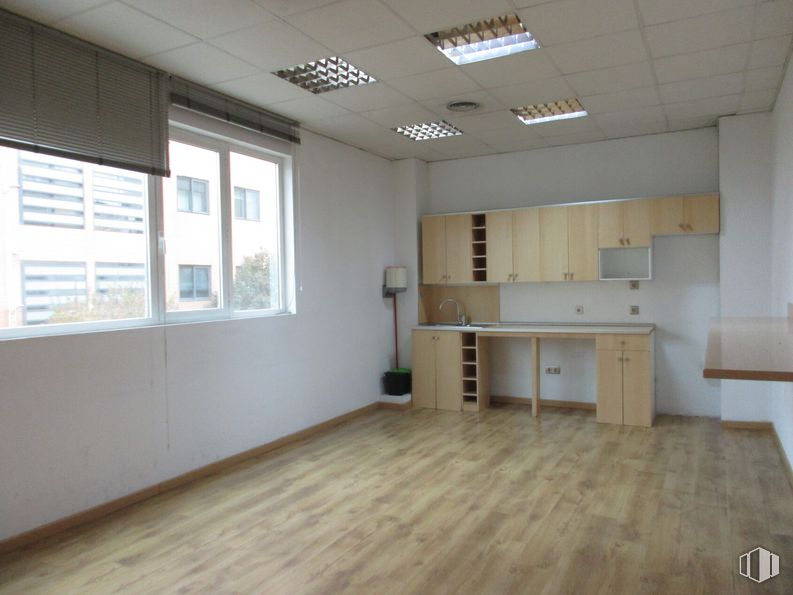 Office for rent at Calle Nestares, 20, Arganzuela, Madrid, 28045 with window, cabinetry, property, wood, hall, fixture, interior design, flooring, building and floor around