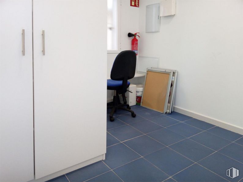 Retail for rent at Centro urbano, Colmenar Viejo, Madrid, 28770 with wardrobe, chair, furniture, fixture, floor, flooring, gas, tile flooring, service and cleanliness around