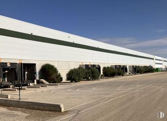 Industrial for rent at Calle Roma, s/n, Tarancón, Cuenca, 16400 with sky, shade, building, cloud, plant, road surface, facade, composite material, tree and rectangle around