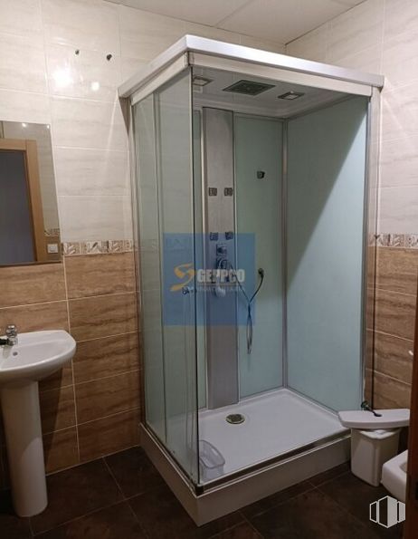 Industrial for sale at Calle Fuentecilla, 58, Ontígola, Toledo, 45340 with sink, mirror, property, plumbing fixture, building, bathroom, fixture, tap, lighting and door around