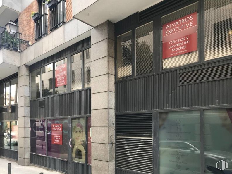 Oficina en alquiler y venta en Calle Noblejas, 2, Centro, Madrid, 28013 con fachada, edificio, venta al por menor, edificio comercial, accesorio, ciudad, uso mixto, ventana, fuente y vidrio alrededor