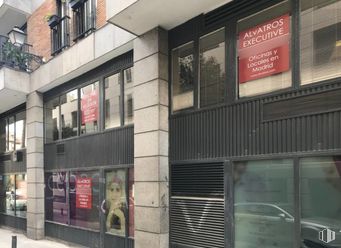 Oficina en alquiler y venta en Calle Noblejas, 2, Centro, Madrid, 28013 con fachada, edificio, venta al por menor, edificio comercial, accesorio, ciudad, uso mixto, ventana, fuente y vidrio alrededor