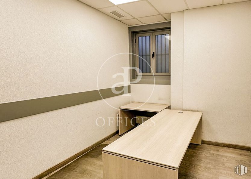 Oficina en alquiler en Zona Palacio, Centro, Madrid, 28013 con ventana, ebanistería, accesorio, madera, suelos, suelo, hall, mesa, rectángulo y vidrio alrededor