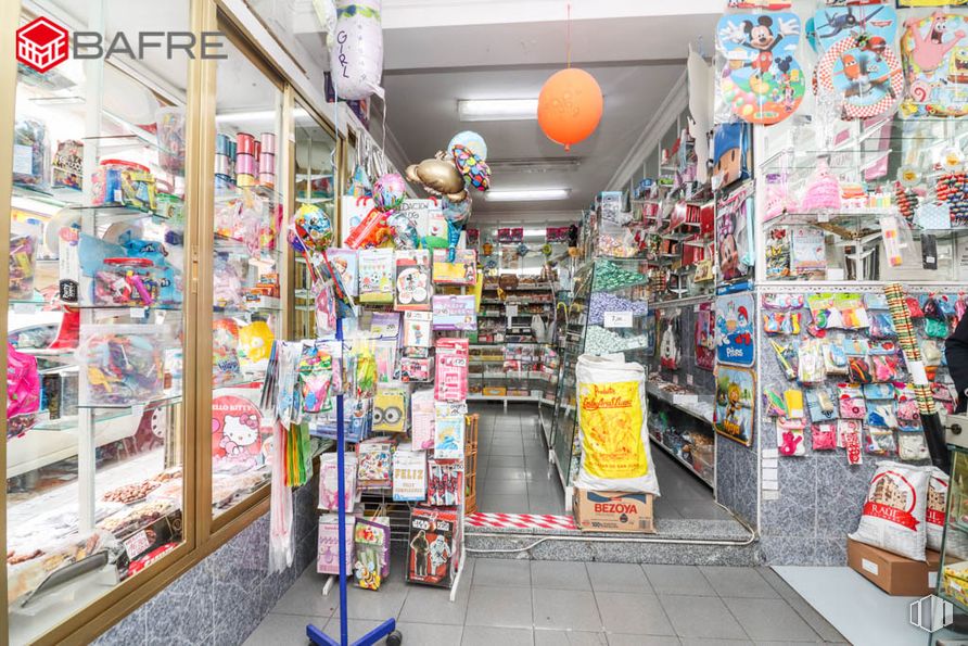 Retail for sale at Calle Gabino Jimeno, Usera, Madrid, 28026 with lighting, shelf, building, publication, retail, market, trade, city, customer and marketplace around