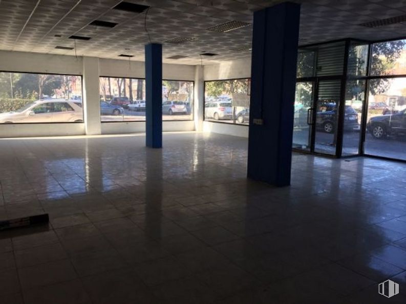 Local en alquiler y venta en Avenida Constitución, 184, Torrejón de Ardoz, Madrid, 28850 con accesorio, coche, piso, vehículo, suelo, tintes y matices, aparcamiento, vidrio, sombra y ciudad alrededor