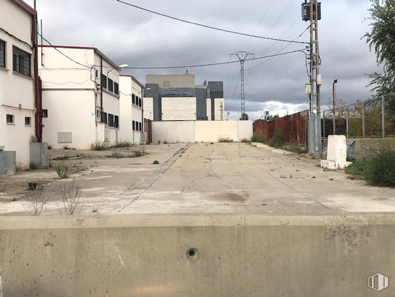 Land for sale at Calle Catalina de Gamboa y Mendoza, Alcalá de Henares, Madrid, 28806 with house, window, sky, cloud, plant, building, road surface, asphalt, land lot and neighbourhood around