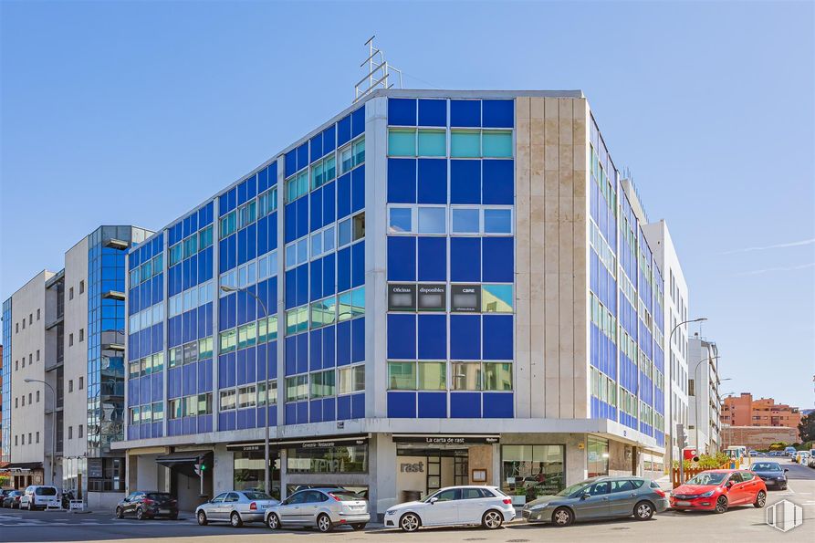 Office for rent at Calle Cronos, 8, San Blas - Canillejas, Madrid, 28037 with car, building, land vehicle, sky, daytime, wheel, tire, vehicle, tower block and urban design around