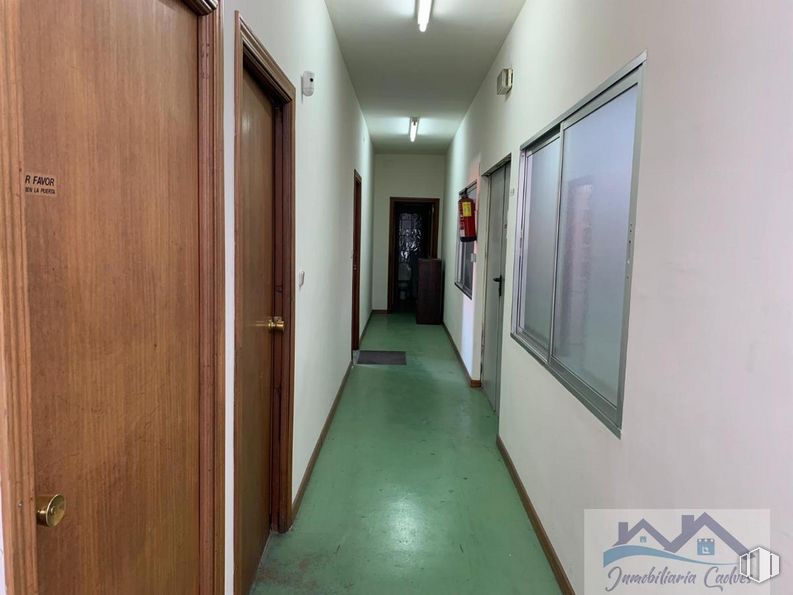 Nave en alquiler y venta en Polígono Prado Overa, Leganés, Madrid, 28914 con puerta, edificio, accesorio, suelos, suelo, techo, casa, marco, puerta de casa y asa alrededor