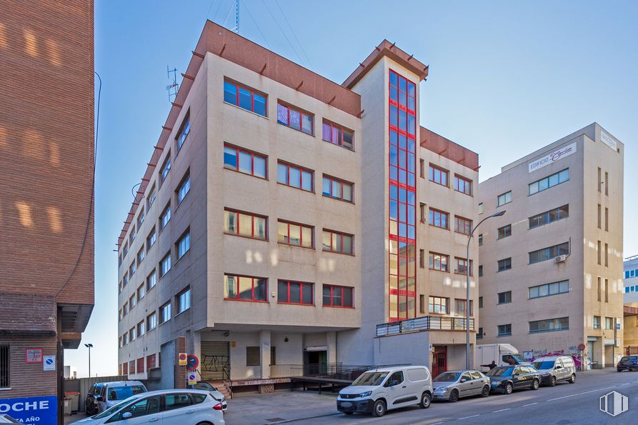 Nave en alquiler en Polígono Industrial El Aguacate, Carabanchel, Madrid, 28044 con edificio, coche, rueda, neumático, cielo, ventana, vehículo, diseño urbano, bloque de torres y condominio alrededor