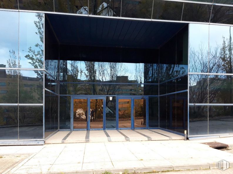 Office for sale at Avenida Europa, Moncloa - Aravaca, Madrid, 28023 with door, shade, tree, building, house, facade, composite material, glass, tints and shades and city around