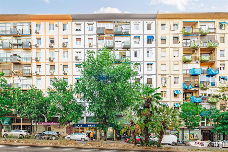 Retail for sale at Calle Doctor Esquerdo, 163, Retiro, Madrid, 28007 with building, daytime, property, window, wheel, urban design, tree, architecture, neighbourhood and tower block around