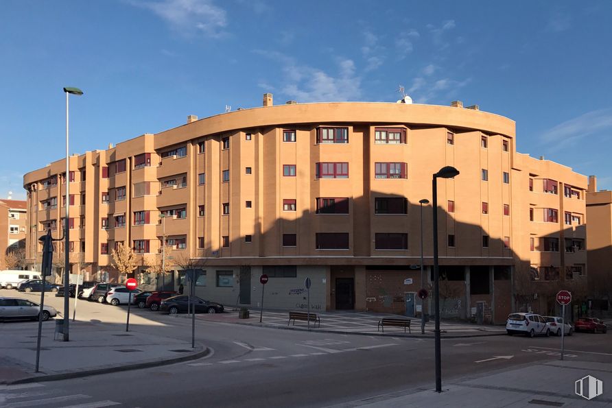 Local en venta en Calle Adolfo Marsillach, Arganda del Rey, Madrid, 28500 con edificio, cielo, nube, día, ventana, luz de la calle, coche, diseño urbano, condominio y rueda alrededor