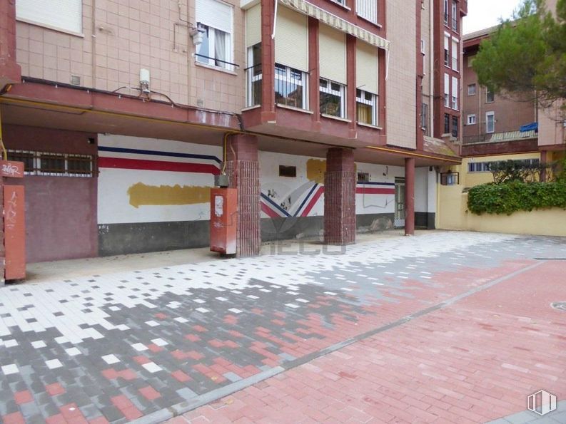 Retail for sale & for rent at Zona San Julián, Cuenca, 16002 with building, window, property, plant, road surface, asphalt, urban design, tree, flooring and fixture around