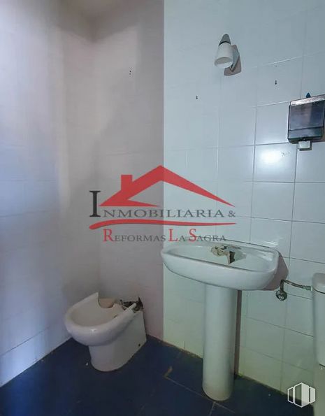 Industrial for sale at Zona logística, Illescas, Toledo, 45200 with sink, toilet, tap, property, plumbing fixture, bathroom sink, building, bathroom, product and purple around