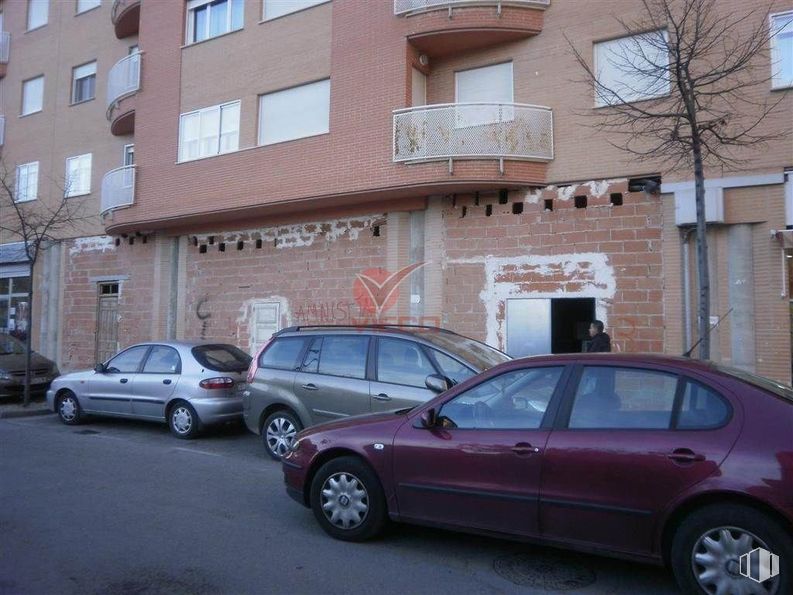 Retail for rent at Zona Avenida de los Reyes Católicos, Cuenca, 16003 with car, wheel, window, building, tire, automotive parking light, land vehicle, vehicle, property and plant around