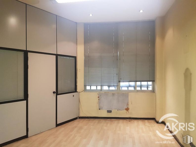 Retail for sale & for rent at Paseo Santa María de la Cabeza, Arganzuela, Madrid, 28019 with window blind, window, door, wardrobe, building, wood, hall, cabinetry, flooring and interior design around