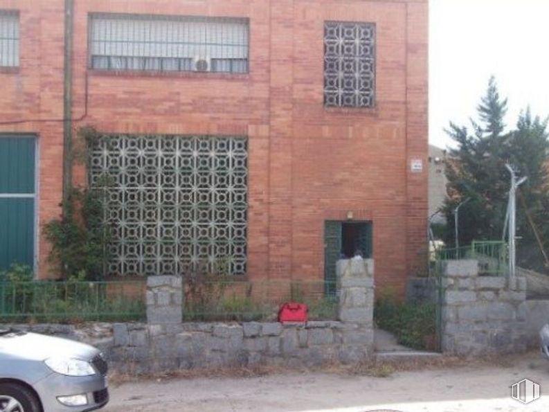 Industrial for sale at Polígono industrial El Cerro, Segovia, 40006 with window, car, building, door, plant, property, vehicle, brickwork, brick and house around