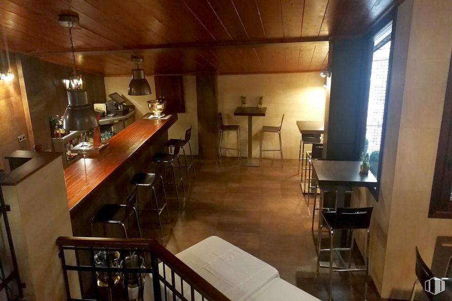 Retail for sale & for rent at Calle Arroyo, Patones, Madrid, 28189 with lighting, table, wood, building, interior design, floor, flooring, hardwood, lamp and cabinetry around