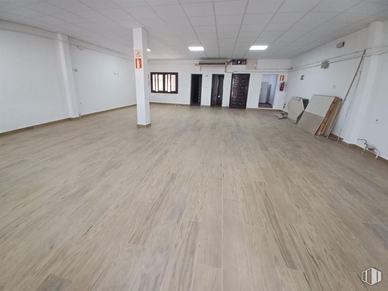 Retail for rent at Zona centro, Villafranca de los Caballeros, Toledo, 45730 with window, door, wood, floor, flooring, fixture, hall, composite material, building material and plank around