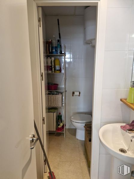 Local en alquiler en Plaza Mar Caribe, 1, Coslada, Madrid, 28820 con inodoro, fregadero, propiedad, accesorios de fontanería, grifo, cuarto de baño, lavabo, edificio, suelo y accesorio alrededor