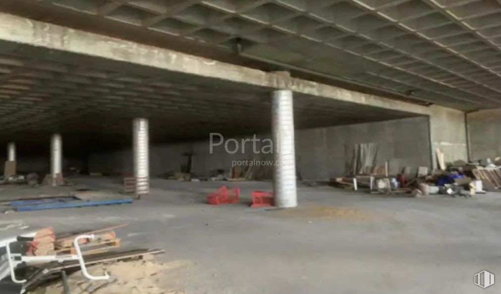 Retail for sale at Calle Rejero Lorenzo de Ávila, 2, Ávila, 05004 with packaged goods, floor, building material, composite material, gas, flooring, concrete, ceiling, fixture and event around