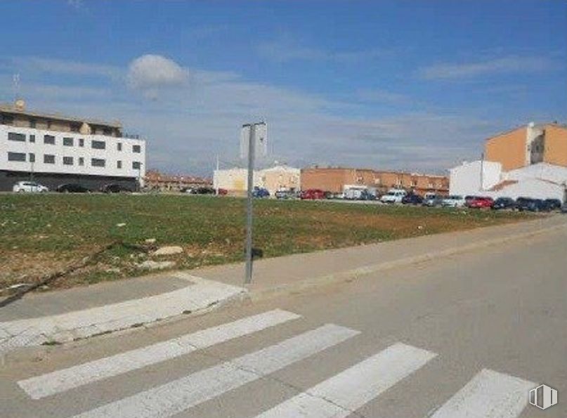 Land for sale at Avenida Bulevar Castilla la Mancha, Marchamalo, Guadalajara, 19180 with building, sky, cloud, plant, road surface, asphalt, house, urban design, zebra crossing and thoroughfare around