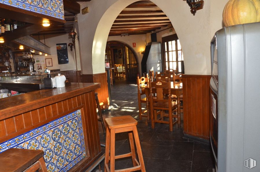 Retail for sale at Calle Bayona, 44, Boceguillas, Segovia, 40560 with stool, refrigerator, table, furniture, property, chair, interior design, wood, drinking establishment and barware around