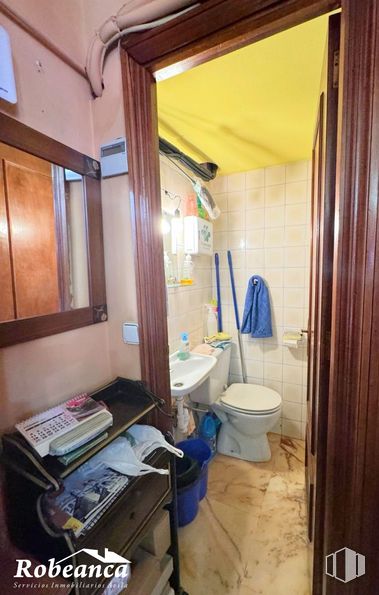 Retail for rent at Zona centro, Ávila, 05001 with toilet, towel, property, building, bathroom, interior design, fixture, wood, floor and toilet seat around