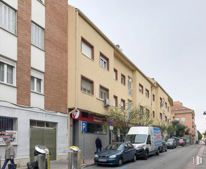 Local en alquiler y venta en Calle Reina Victoria, 1, Ciempozuelos, Madrid, 28350 con camioneta, persona, coche, edificio, ventana, rueda, neumático, vehículo terrestre, cielo y vehículo alrededor