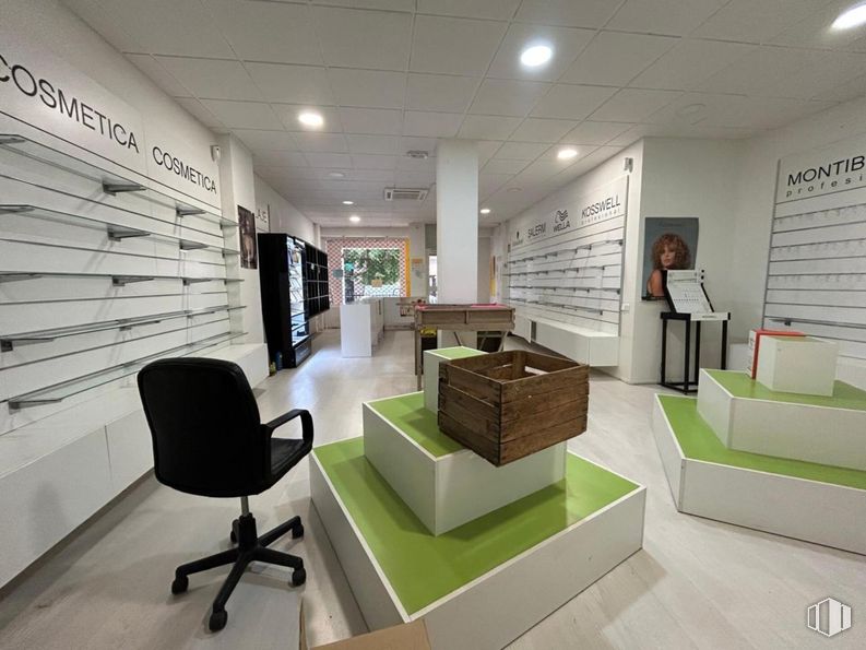 Local en alquiler en Calle Julián Berrendero, San Agustín del Guadalix, Madrid, 28750 con silla, persona, mueble, producto, edificio, diseño automovilístico, suelos, suelo, estante y pared alrededor