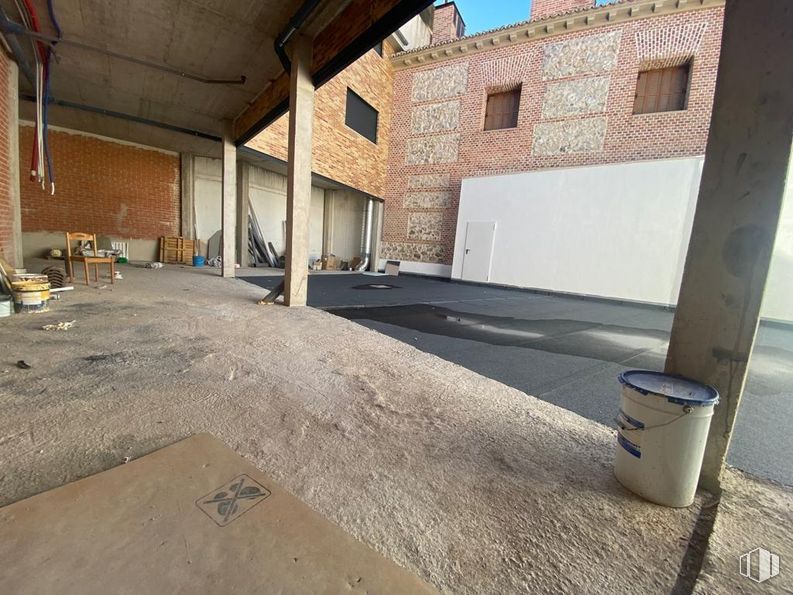 Local en alquiler y venta en Avenida Constitución, San Fernando de Henares, Madrid, 28830 con ventana, superficie de la carretera, madera, asfalto, suelo, suelos, material compuesto, edificio, gas y carretera alrededor