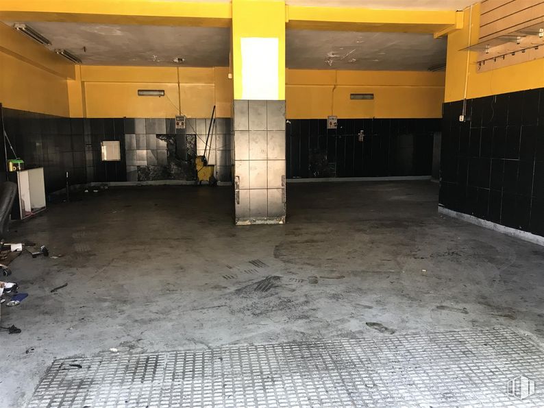 Retail for rent at Calle Jacobinia, 90, Carabanchel, Madrid, 28047 with property, floor, flooring, hall, road surface, asphalt, gas, city, parking and concrete around