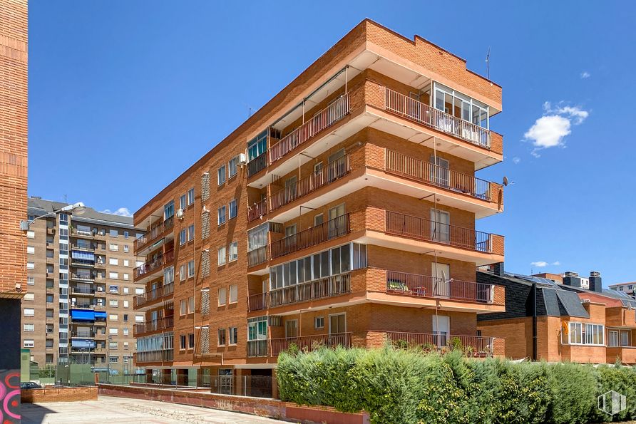 Retail for sale at Calle Salvador Dalí, Guadalajara, 19002 with building, sky, daytime, property, window, plant, cloud, tower block, condominium and urban design around