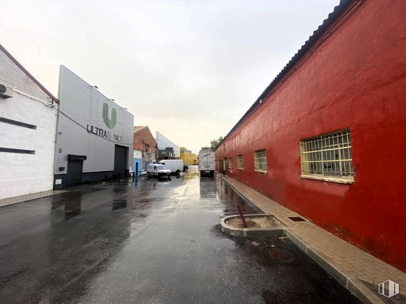 Nave en venta en Polígono industrial El Palomo, Fuenlabrada, Madrid, 28946 con ventana, casa, cielo, edificio, superficie de la carretera, asfalto, nube, agua, vehículo y madera alrededor