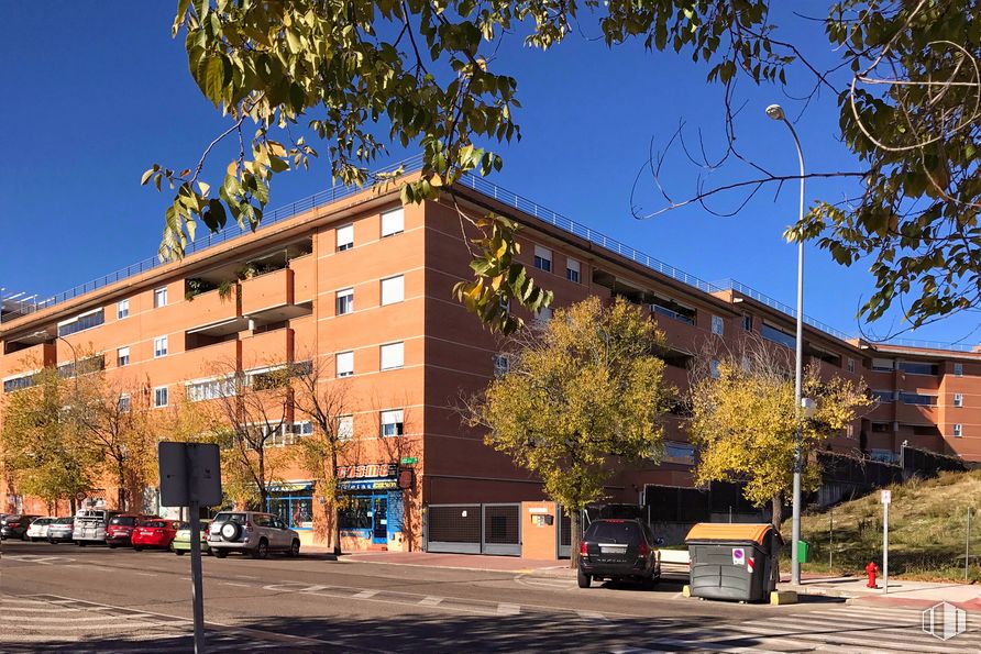 Local en venta en Avenida Camilo José Cela, 30, Alcobendas, Madrid, 28108 con edificio, cielo, planta, ventana, árbol, superficie de carretera, diseño urbano, vehículo, barrio y rueda alrededor