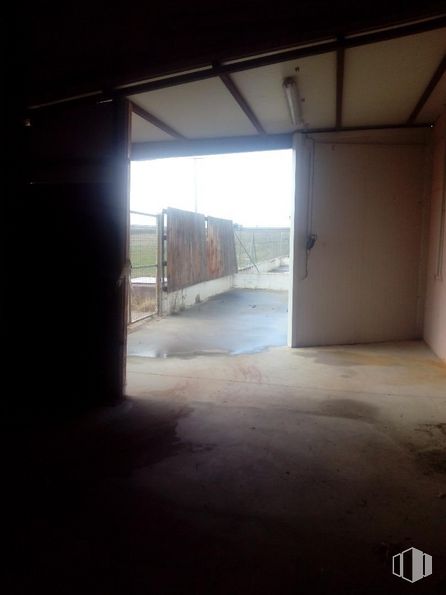 Industrial for sale & for rent at Polígono Nicomedes García, Valverde del Majano, Segovia, 40140 with wood, floor, asphalt, hall, fixture, flooring, shade, sky, tints and shades and road surface around