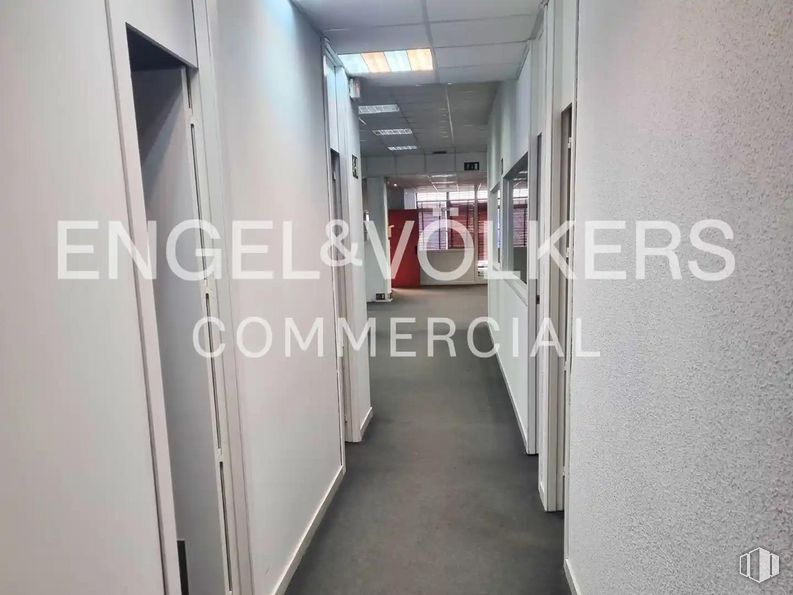 Office for rent at Calle Manuel Tovar, 16, Fuencarral - El Pardo, Madrid, 28034 with fixture, building, door, floor, flooring, ceiling, font, aluminium, metal and room around