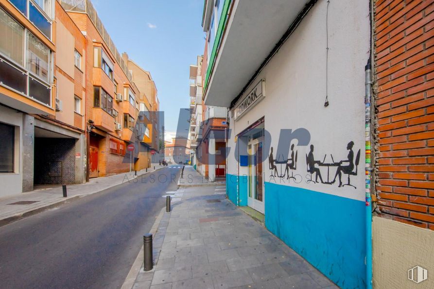 Local en venta en Calle Veza, 7, Tetuán, Madrid, 28029 con edificio, ventana, cielo, azure, superficie de la carretera, asfalto, barrio, diseño urbano, espacio público y acera alrededor