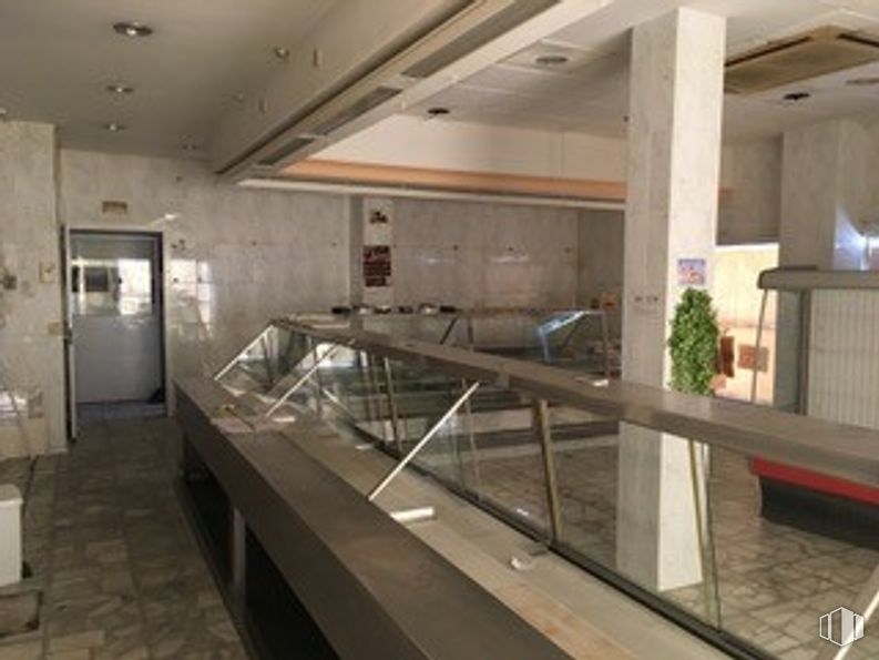 Local en alquiler y venta en Calle San Antonio, 123, Aranjuez, Madrid, 28300 con refrigerador, electrodoméstico, accesorio, piso, madera, suelo, planta, techo, material compuesto y vidrio alrededor