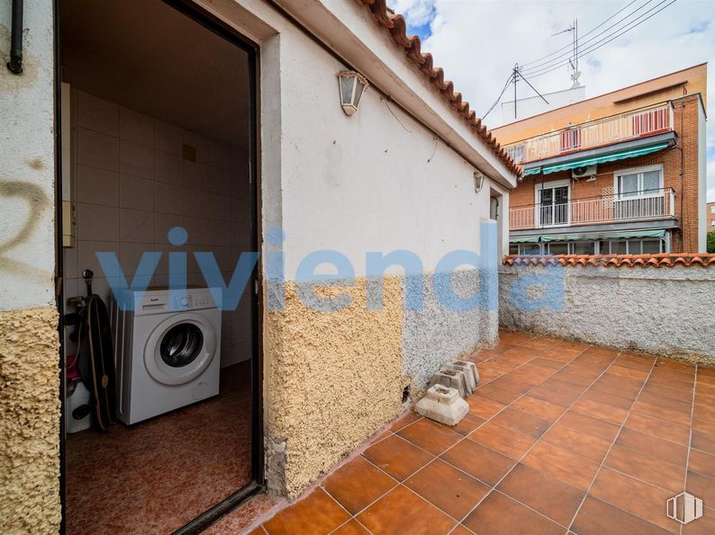 Local en venta en Calle Amador Valdés, Ciudad Lineal, Madrid, 28017 con lavadora, edificio, ventana, casa, cielo, nube, superficie de la carretera, fachada, inmobiliario y gas alrededor