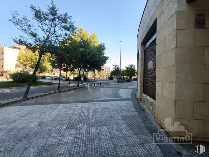 Local en venta en Paseo Democracia, Torrejón de Ardoz, Madrid, 28850 con edificio, cielo, planta, luz de la calle, superficie de la carretera, asfalto, árbol, diseño urbano, acera y vía pública alrededor